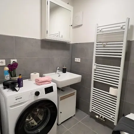 Modern 2 With Balcony In 아파트