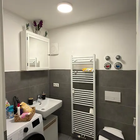 Modern 2 With Balcony In 아파트 *