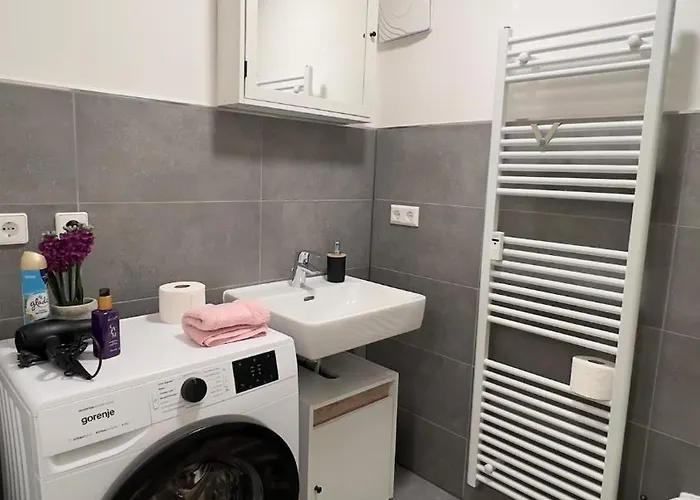 Modern 2 With Balcony In 아파트